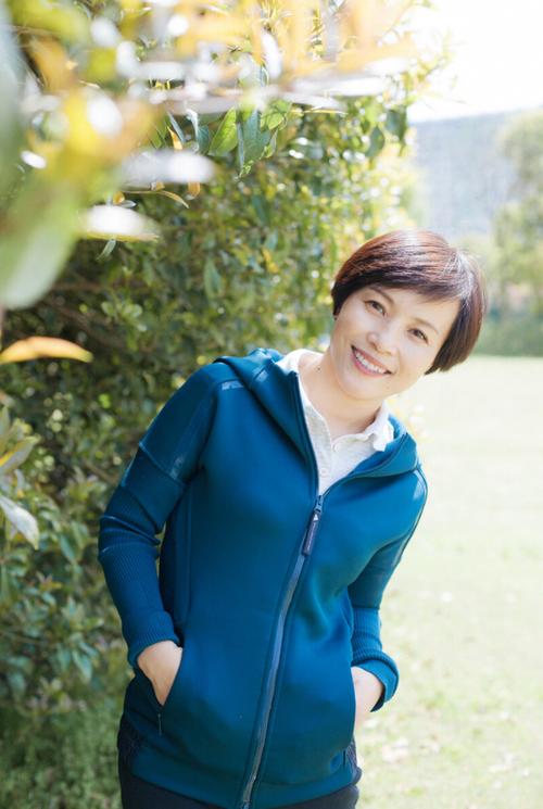 拍照片摆什么姿势最好看50岁图3