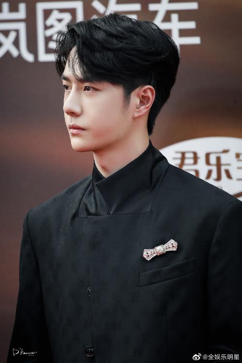 王一博拍照像小学生罚站,明星是否也应该学学形体管理?