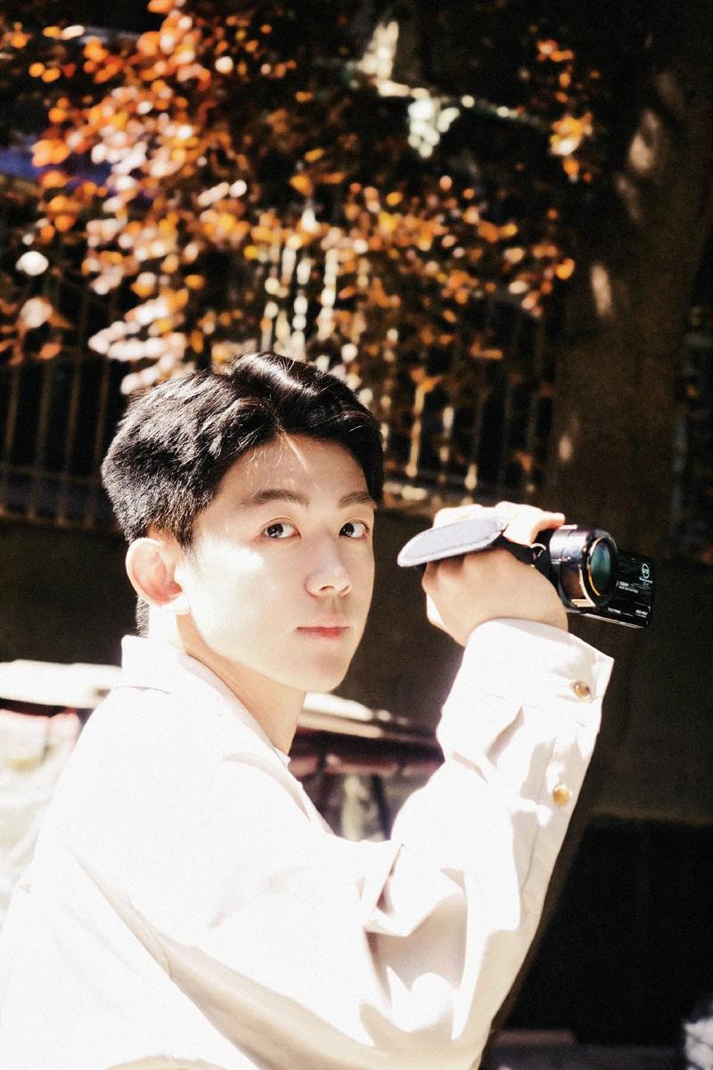 拍照姿势怎么摆男生头像图2