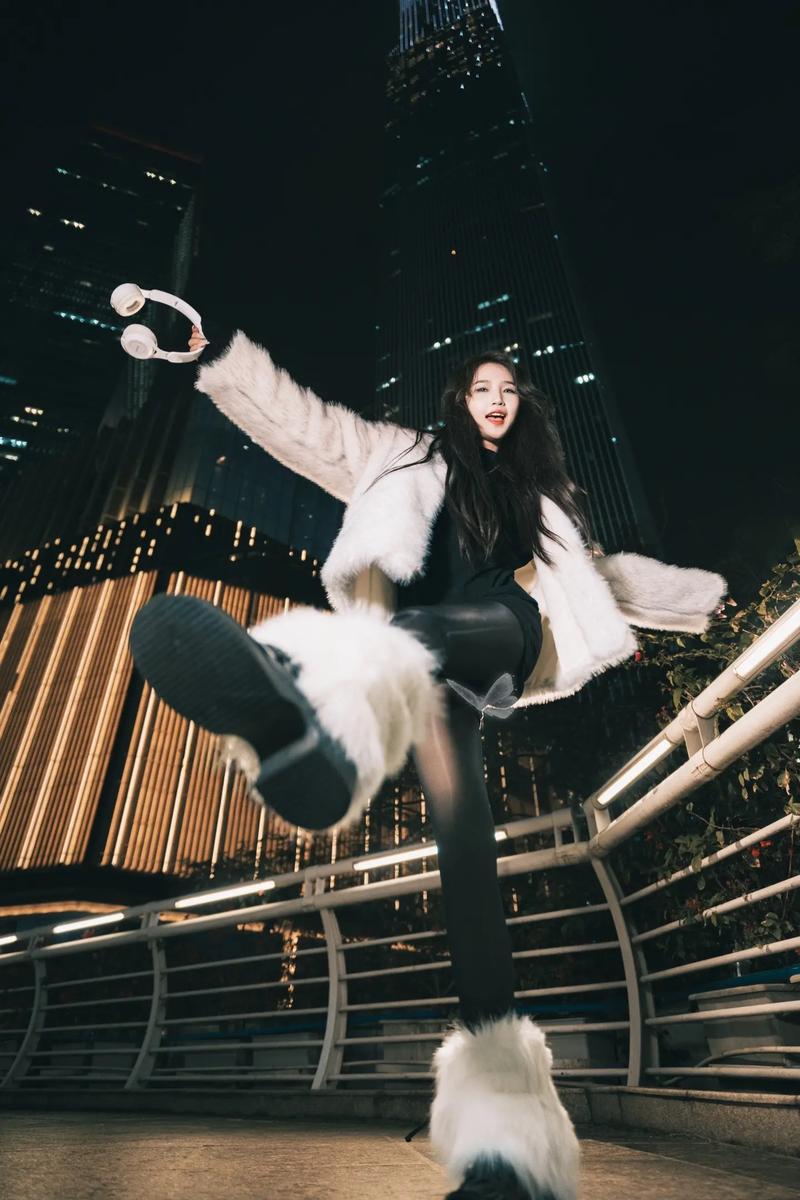 拍照姿势怎么摆女生坐着图1