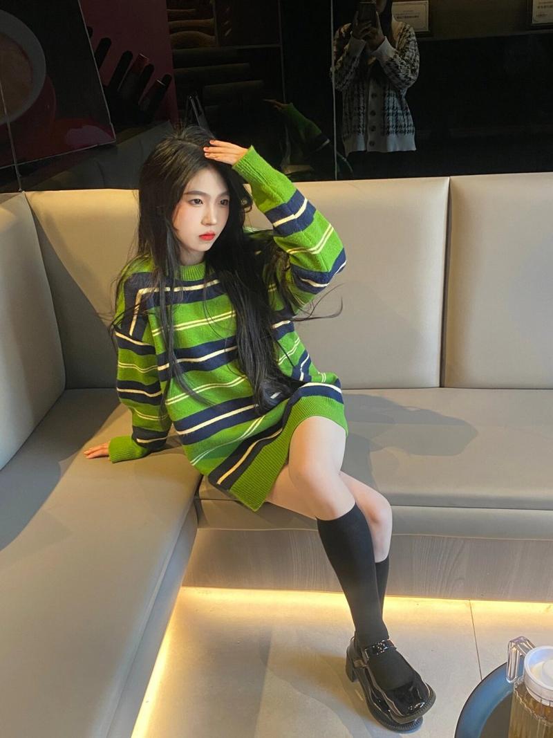 拍照姿势怎么摆女生坐着图2