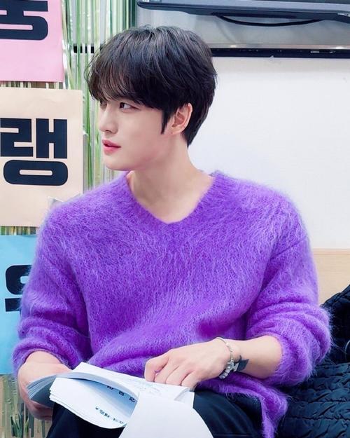 求金在中紫色背景图片