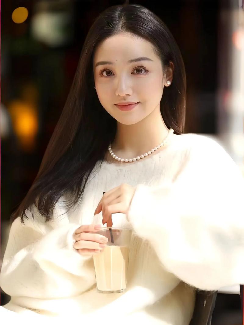 圆脸女生该如何拍照才能显得自己脸型小巧?