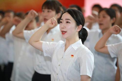 宣誓姿势是什么样的图1