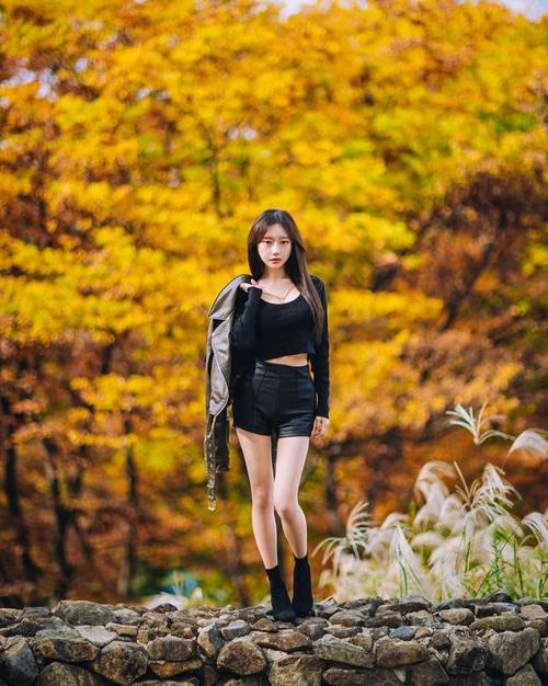 女士户外拍照怎样摆姿势