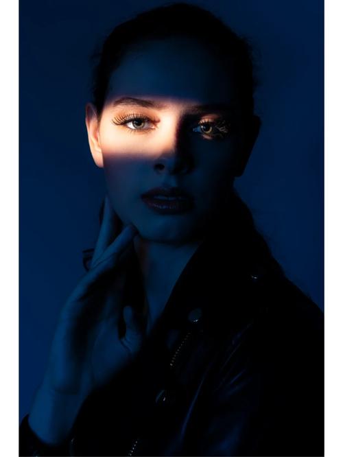 这种图片怎么打光,是黄光吗