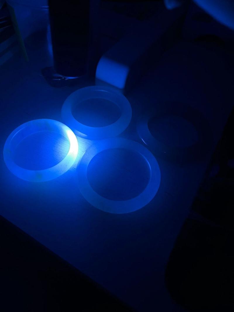 金丝玉手镯染色如何用紫光灯鉴别?