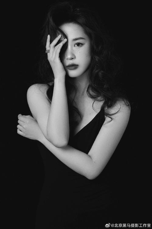 肖像摄影中常有的“全黑”背景是怎么拍摄的?