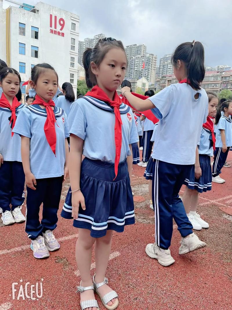 美图秀秀加红领巾图2