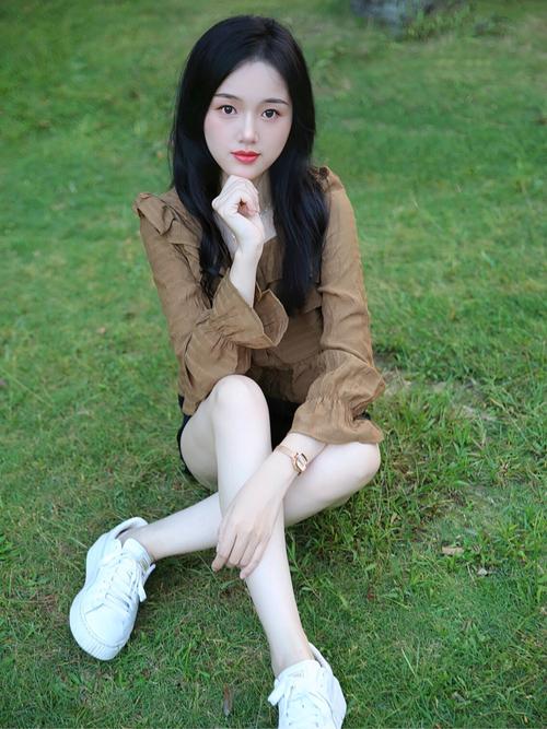 拍照姿势怎么摆女生坐着的图1