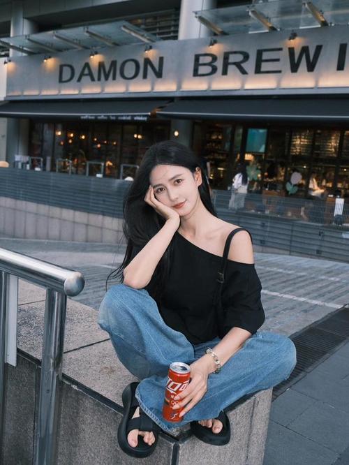 拍照姿势怎么摆女生坐着的图3