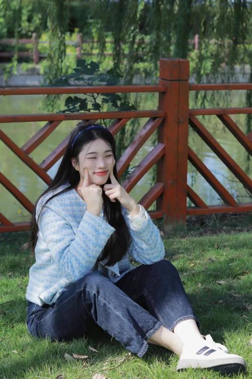 单人坐姿照如何摆拍姿势?