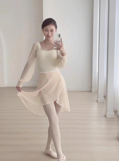 自拍照相姿势怎么摆好看女图片图2