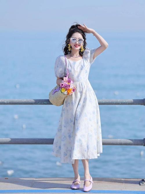 单人拍照姿势怎么摆女生穿裙子图1