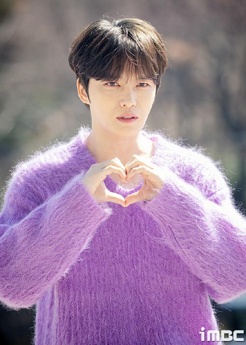 求金在中紫色背景图片