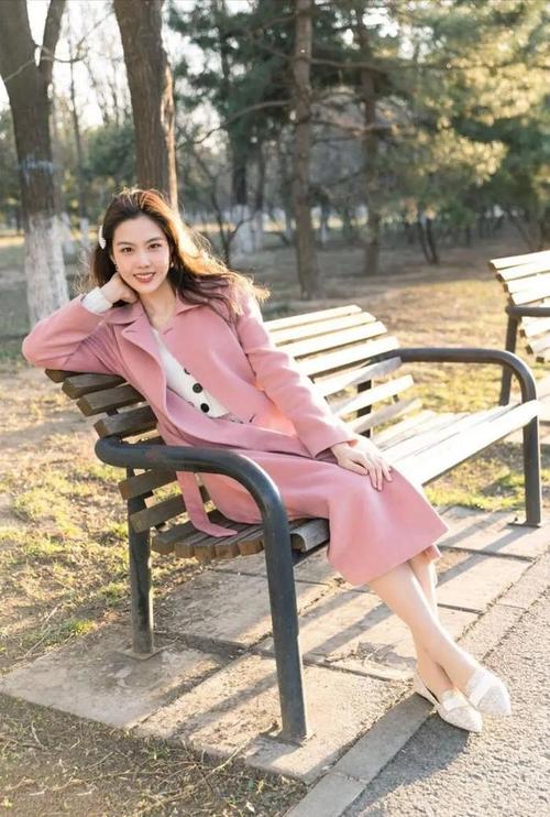 女人坐着拍照怎么摆姿势图1