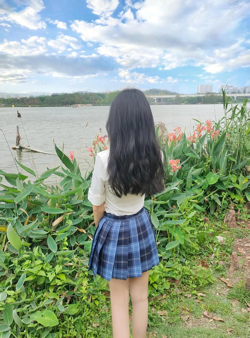 女人坐着拍照怎么摆姿势图2