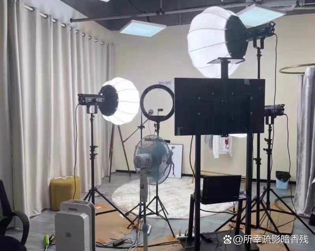 紫色打光灯图片高清图1