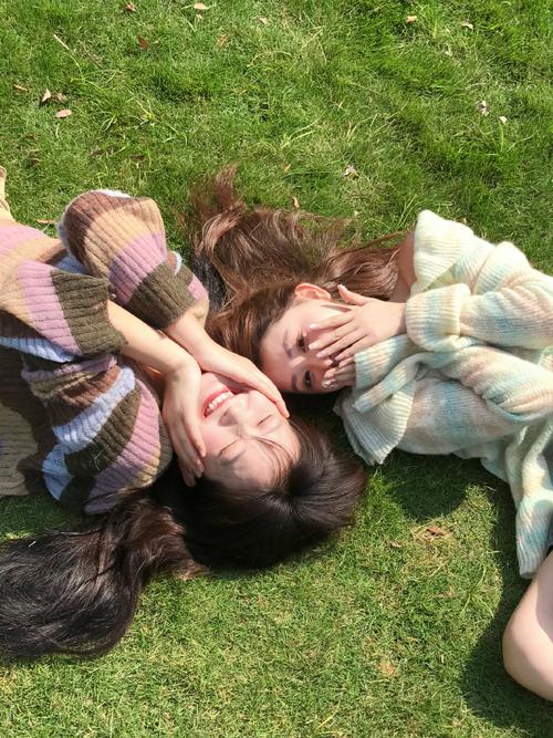 三人拍照姿势怎么摆女生好看图3