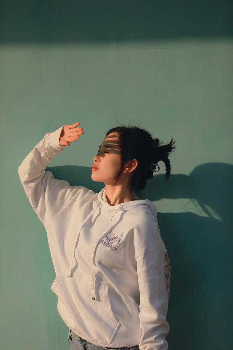 明明颜值很高,这7位女神男神,却总爱死亡自拍,角度还清奇