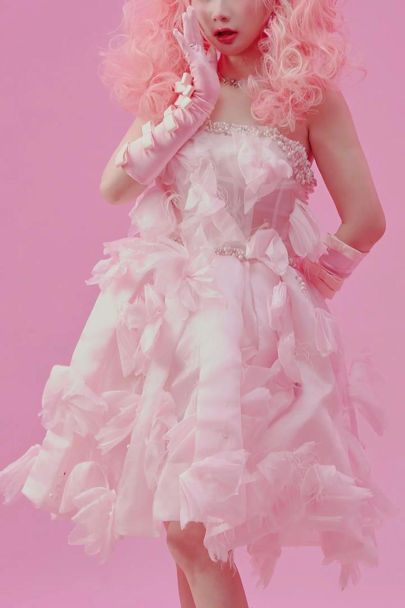 粉色背景拍照穿什么