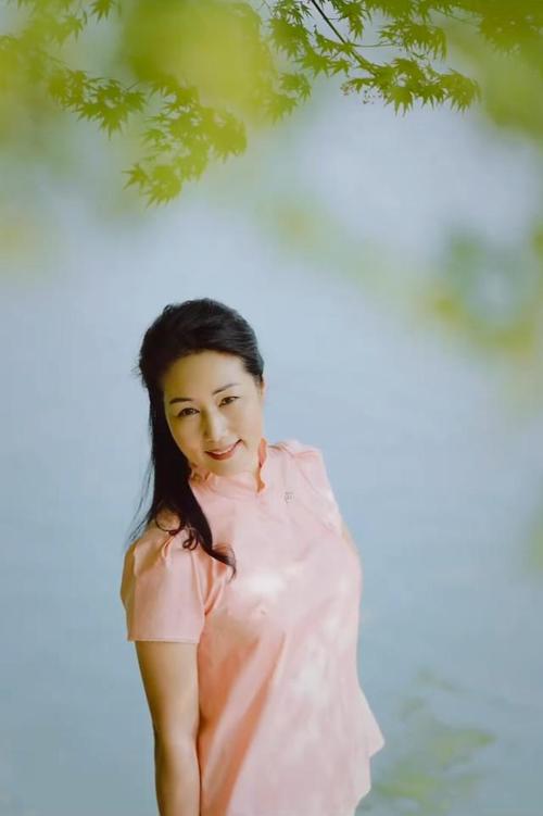 适合中年人拍照姿势