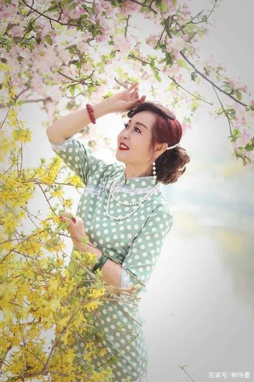 中老年人用什么样的姿势来拍照比较好