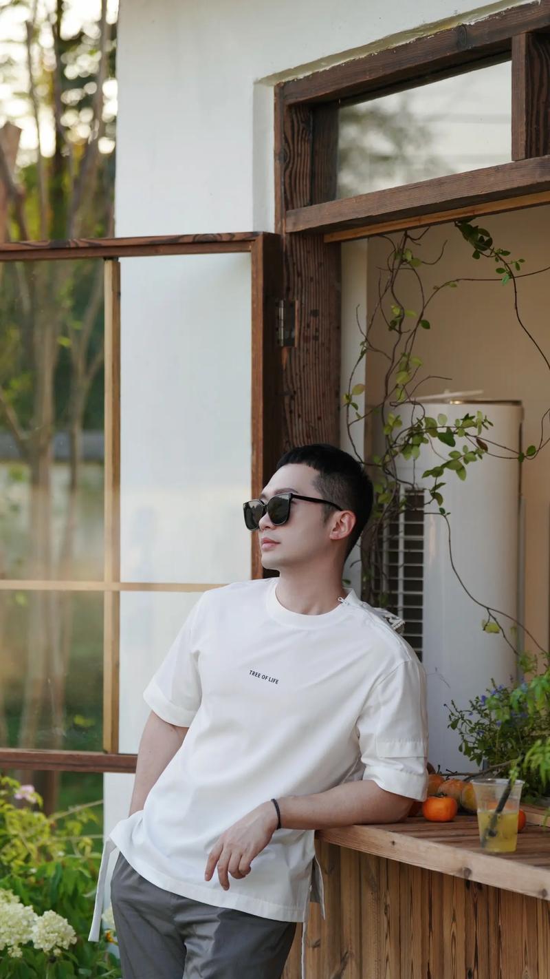 为什么男生拍照总是显得僵硬?几招帅气姿势,赶快行动起来吧。