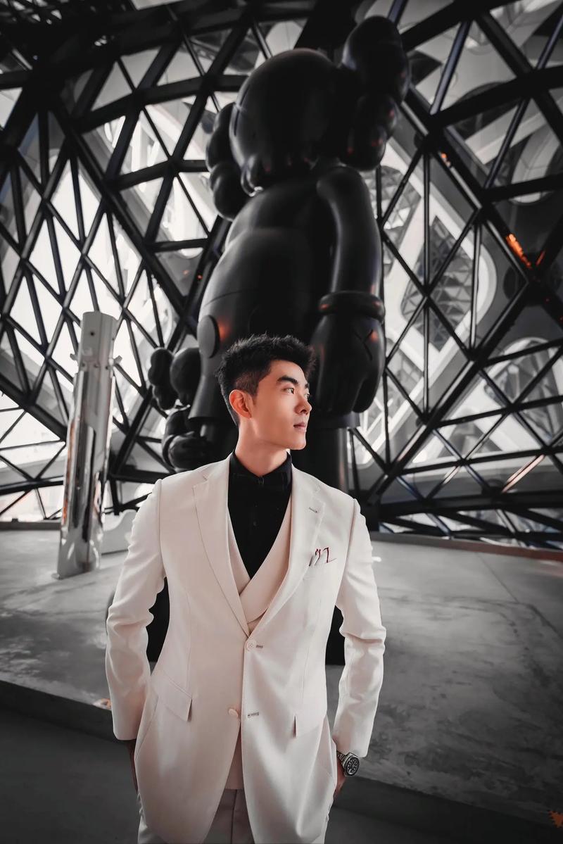 男生拍照怎么摆姿势,有没有谁的微信或QQ经常发这些图片,