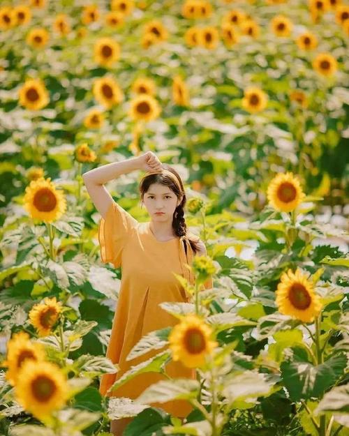 手里拿花拍照姿势图1