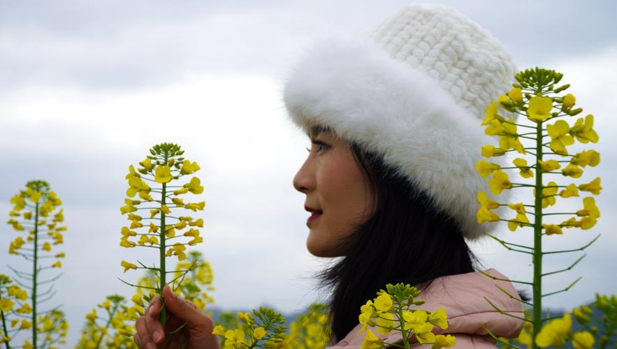 手里拿花拍照姿势图2