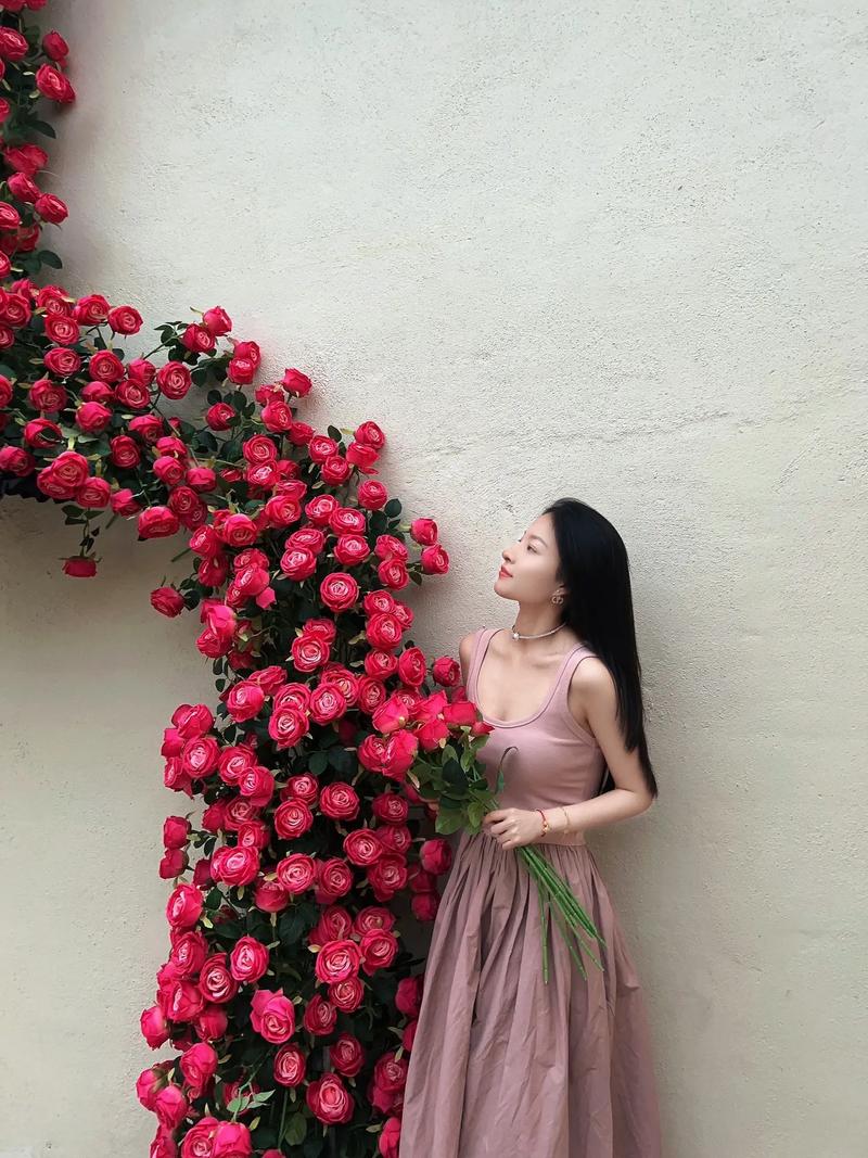 手里拿花拍照姿势图3