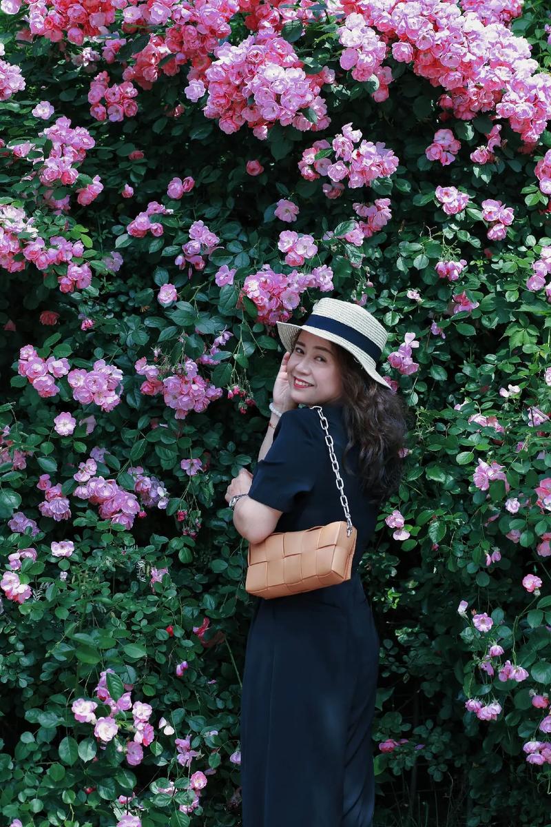 那花氛围感拍照姿势,惊艳你的朋友圈