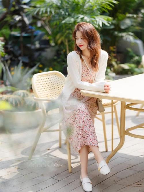 拍照姿势怎么摆女生站姿视频图1