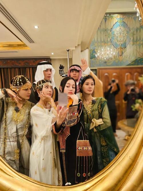 集体照自己怎么摆姿势图1