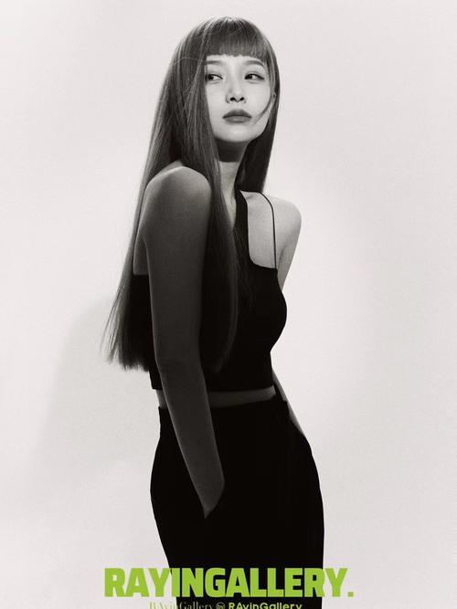 白底照片的意思、是黑白照片吗?