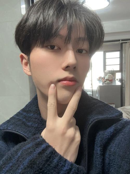 男士坐着拍照姿势怎么摆图1