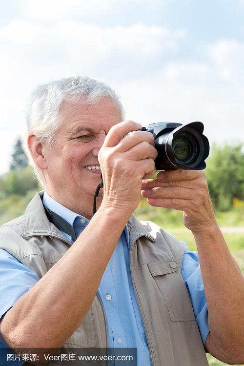 男士坐着拍照姿势怎么摆图3