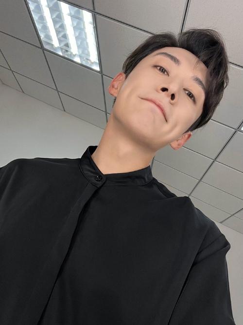 男生自拍什么姿势照相好看