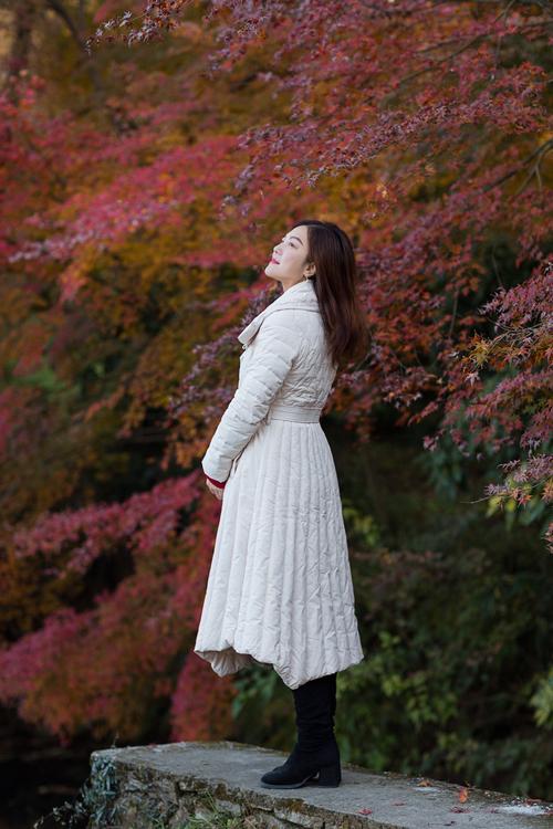枫叶拍照人物姿势图片图1
