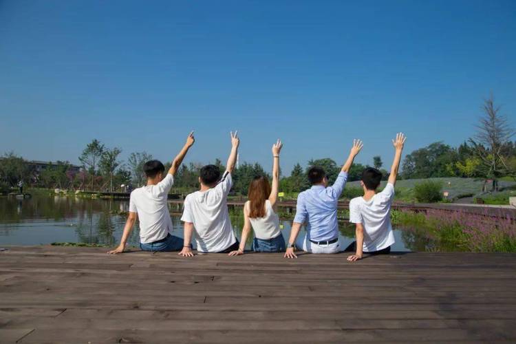 有哪些拍小集体照时十分引人注意的动作?