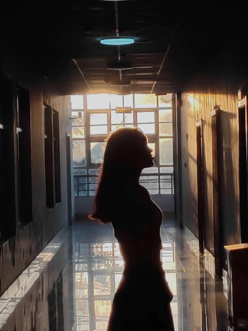 在逆光拍摄时,主画面太黑,怎样才能在逆光下拍摄出好的影像?