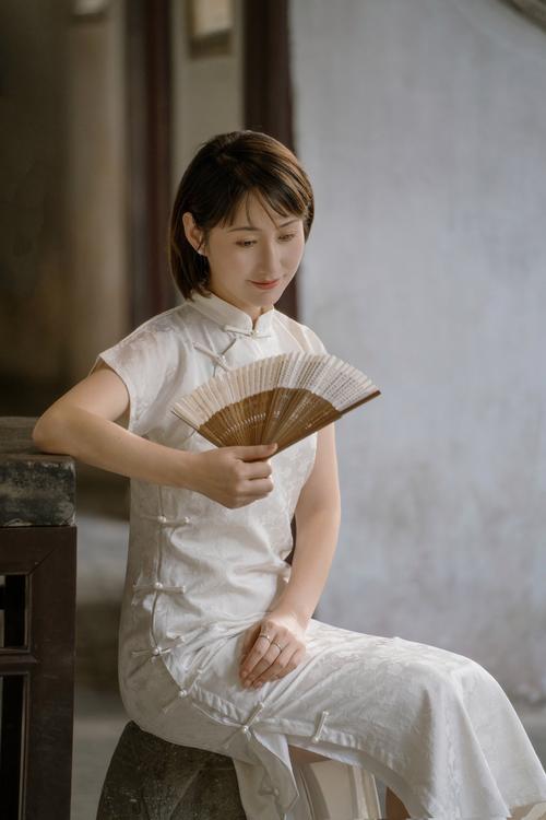 旗袍拍照的姿势图1