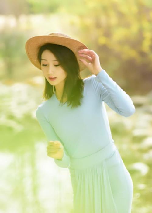 女性单人拍照姿势的摆法有哪些?