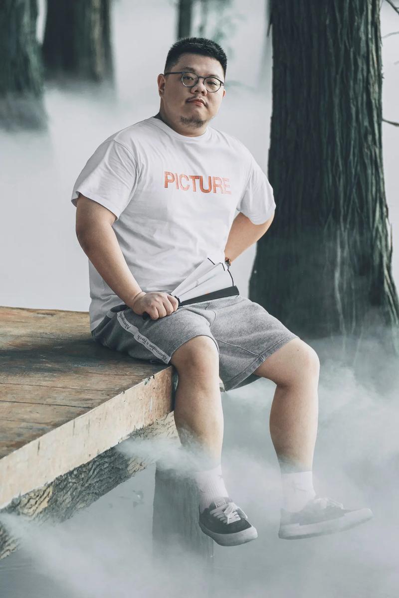 拍照姿势男士坐着图片图1