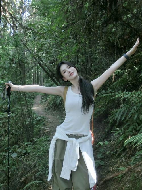 照相姿势怎么摆好看女图片野外图1