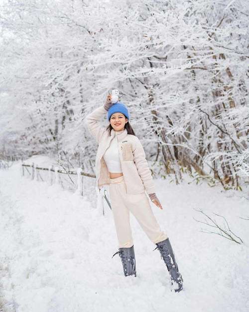 雪地拍照姿势大全图片女图2