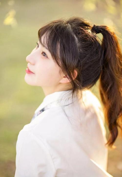 单人拍照姿势怎么摆女生在房间里图1