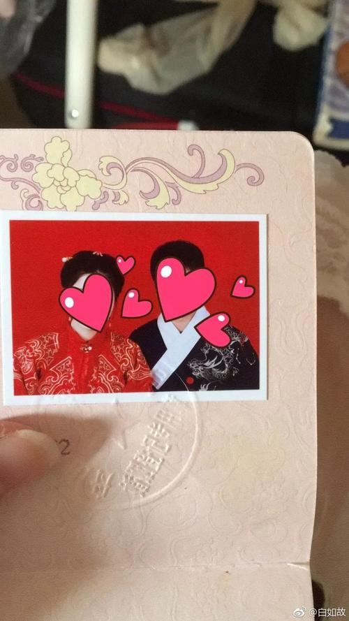 拍照姿势怎么摆好看图片红底图图1