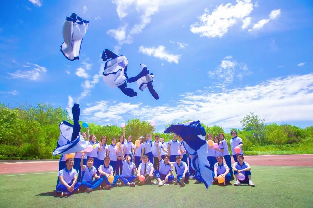 毕业季校园操场拍照姿势?